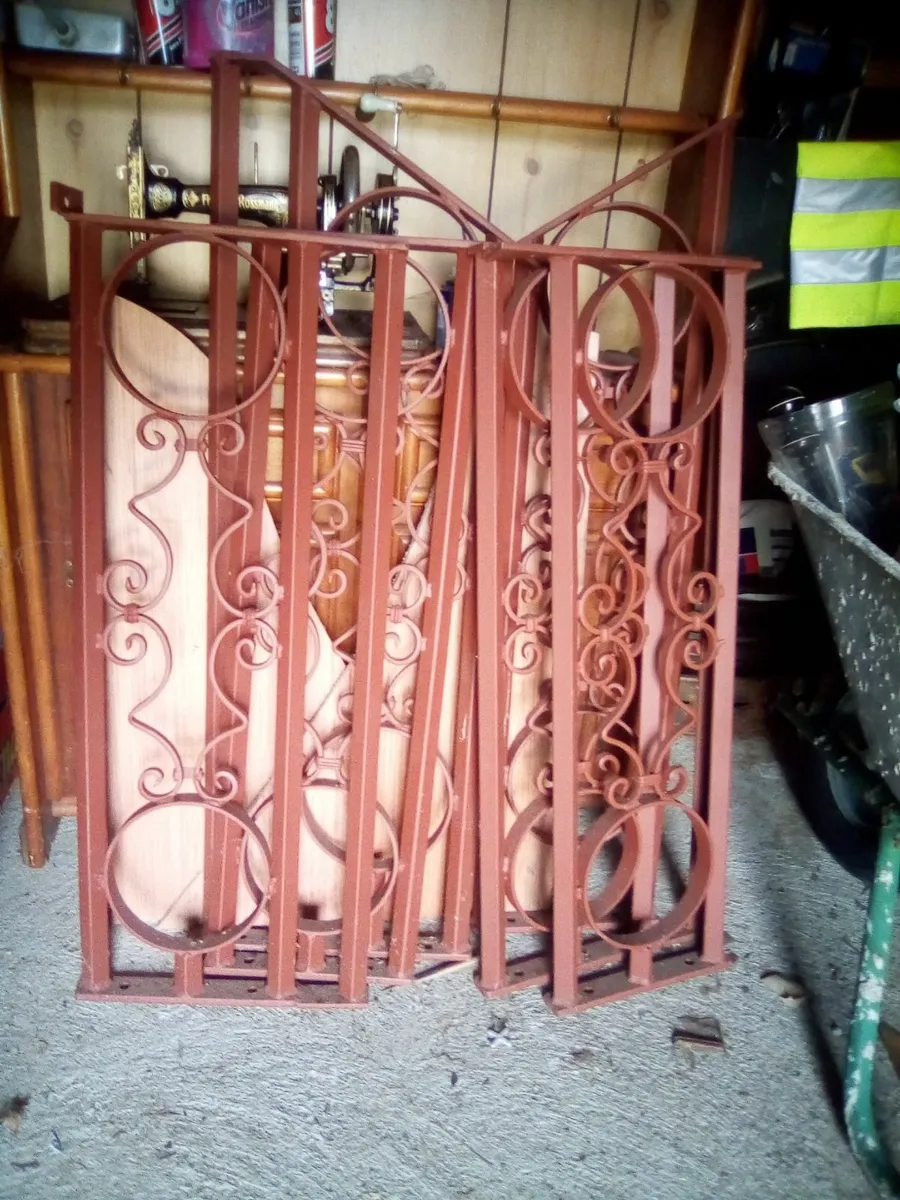 Stair railing old - Image 1