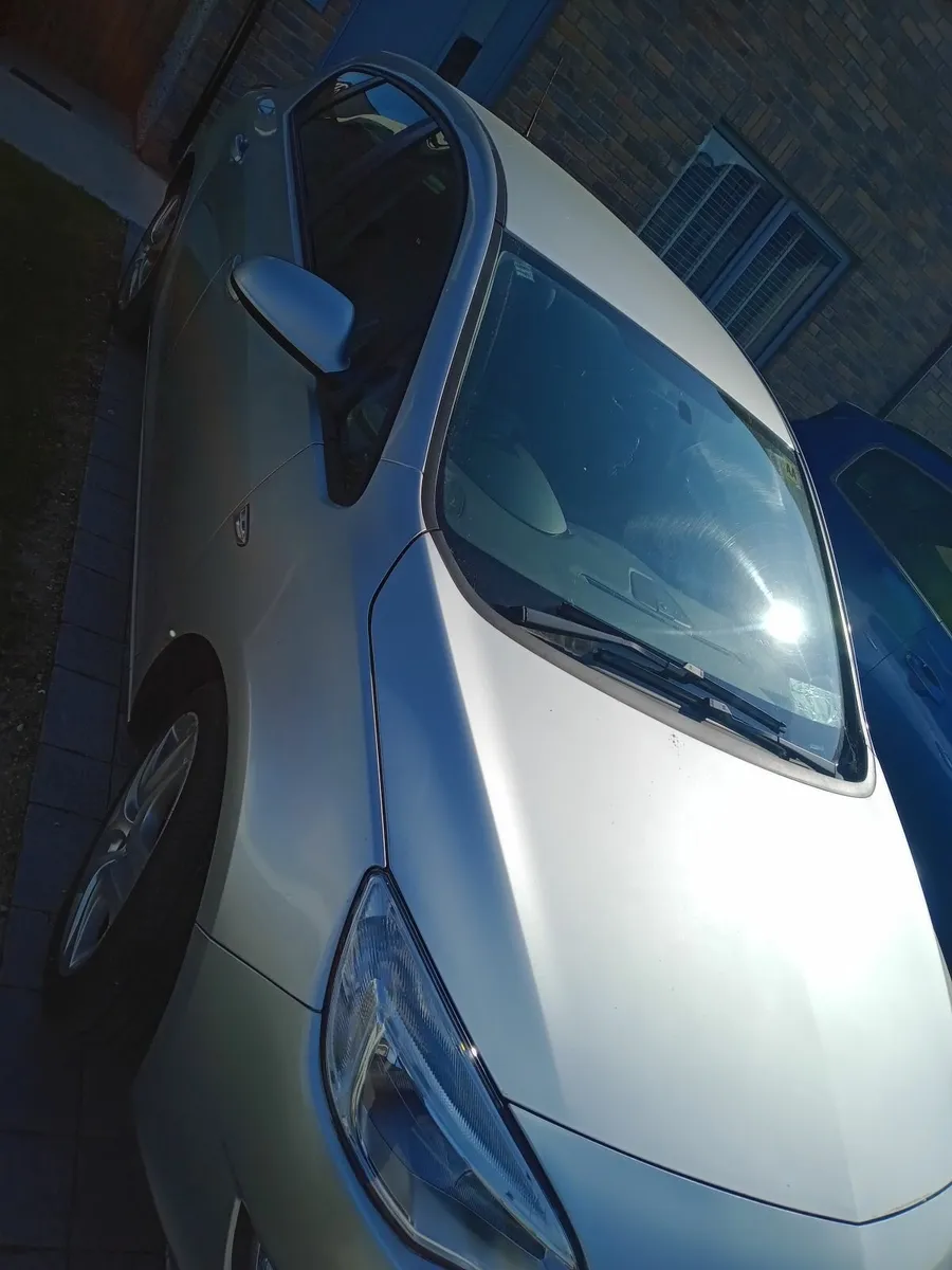 Opel Astra 2011 - Image 2