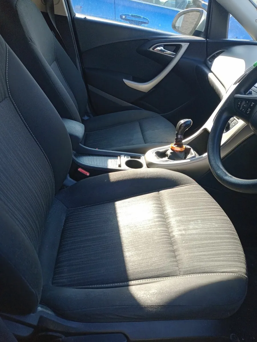 Opel Astra 2011 - Image 4