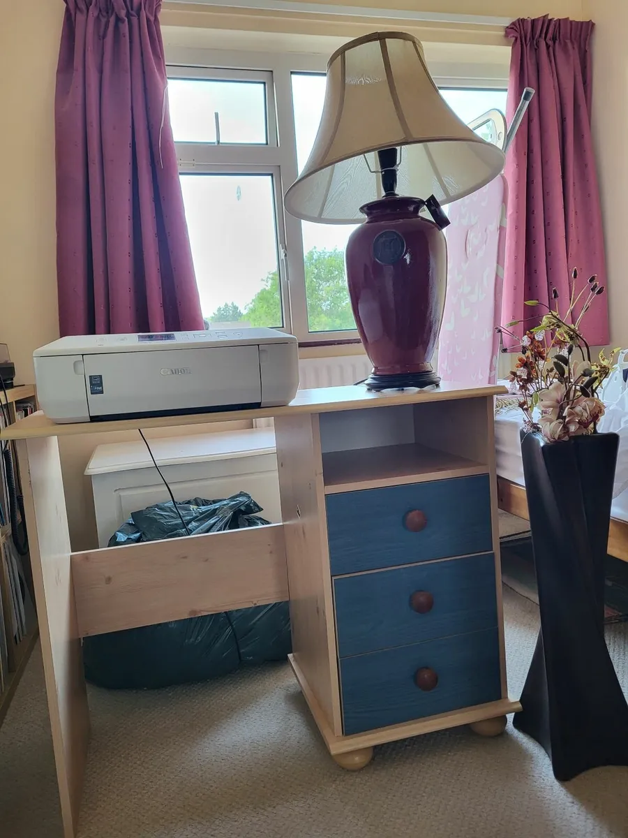 Bar stools, coffee table, study desk, lamp and pri - Image 1