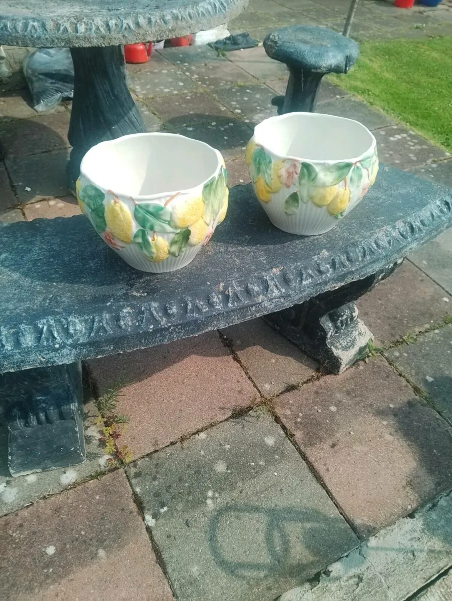 2 matching ceramic vases - Image 1