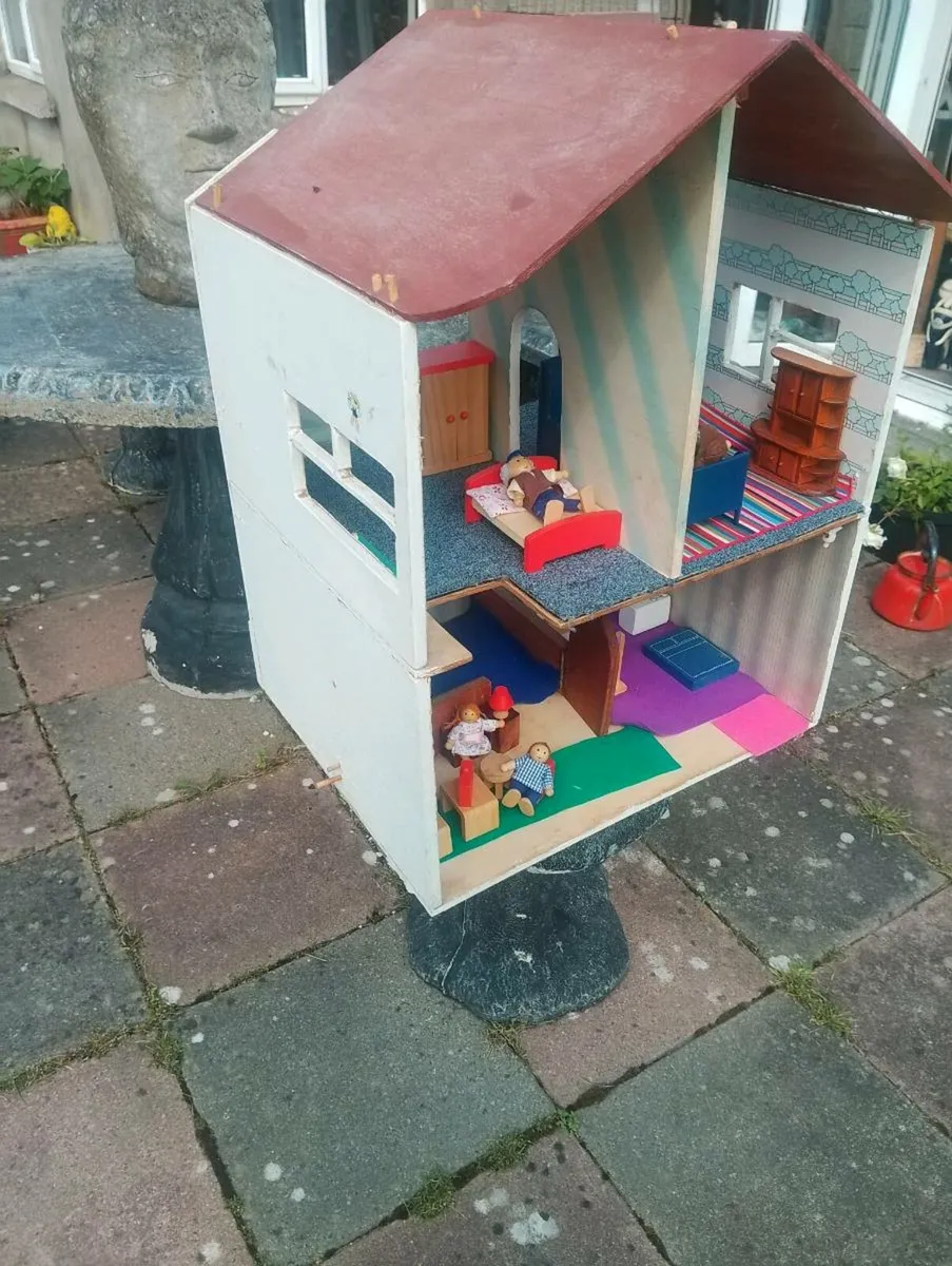 Handmade dolls house - Image 1