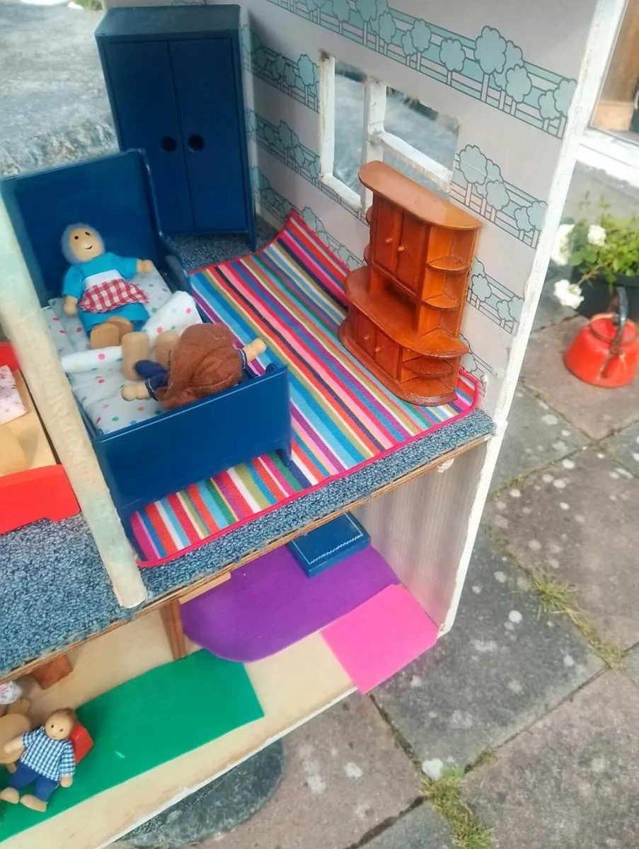Handmade dolls house - Image 2