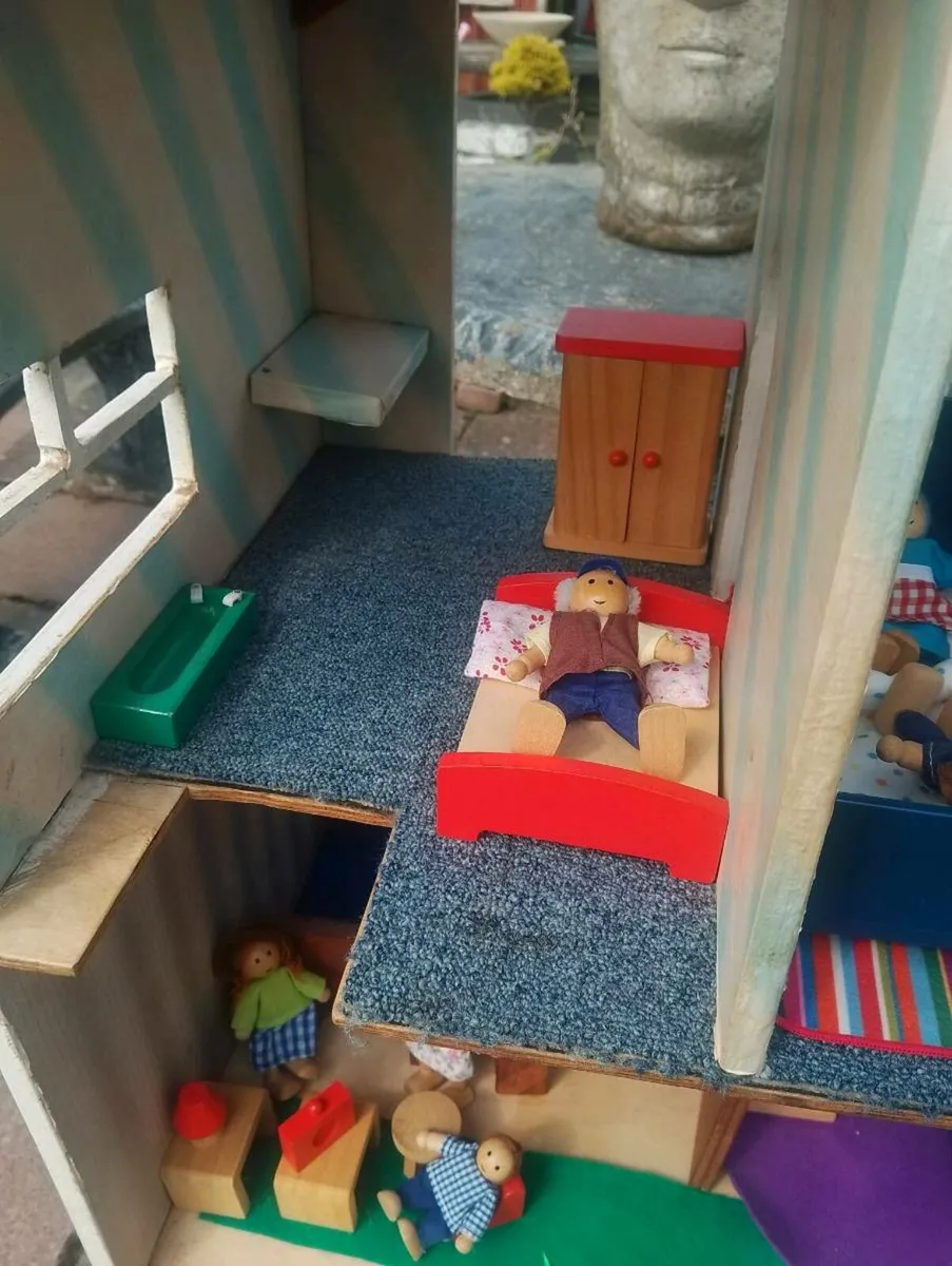 Handmade dolls house - Image 3