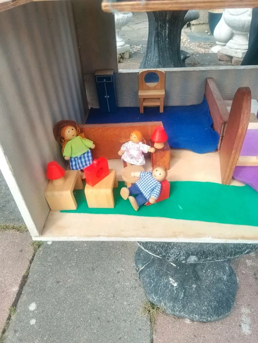 Handmade dolls house - Image 4