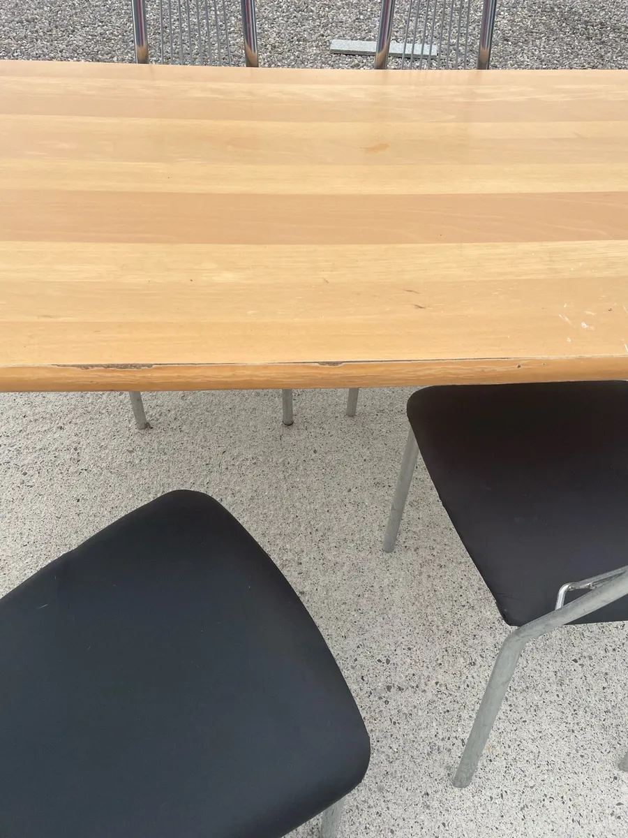 Table and chairs - Image 4