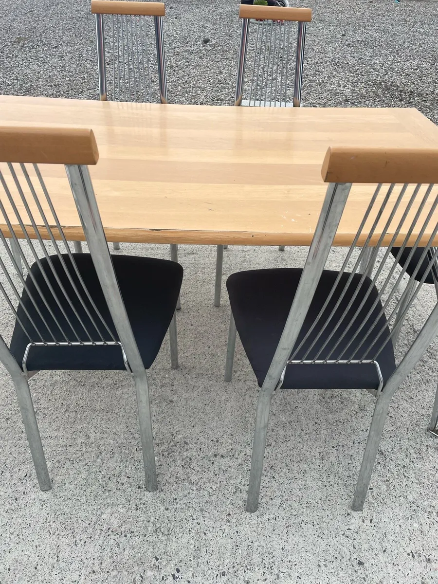 Table and chairs - Image 1