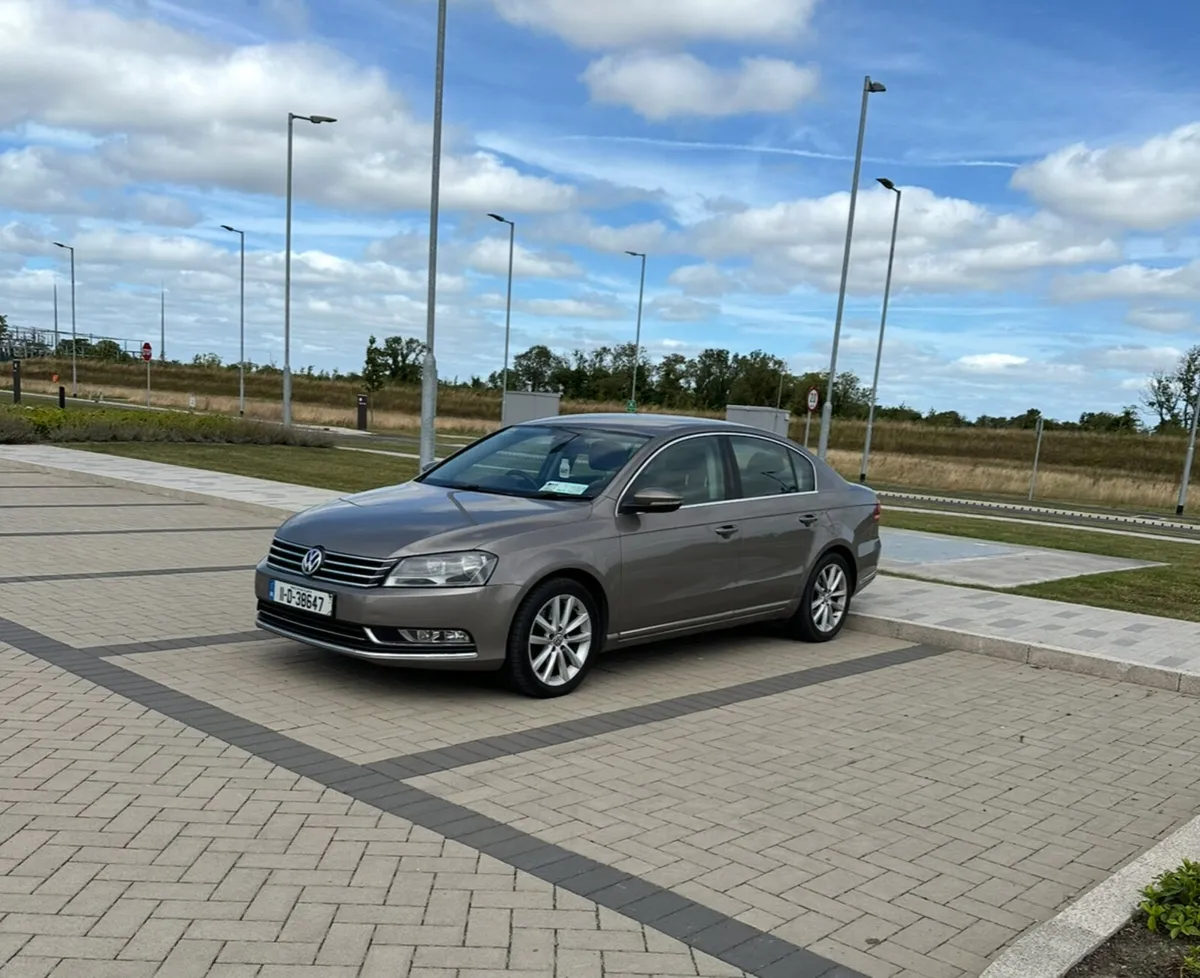 2011 Volkswagen Passat - Image 2