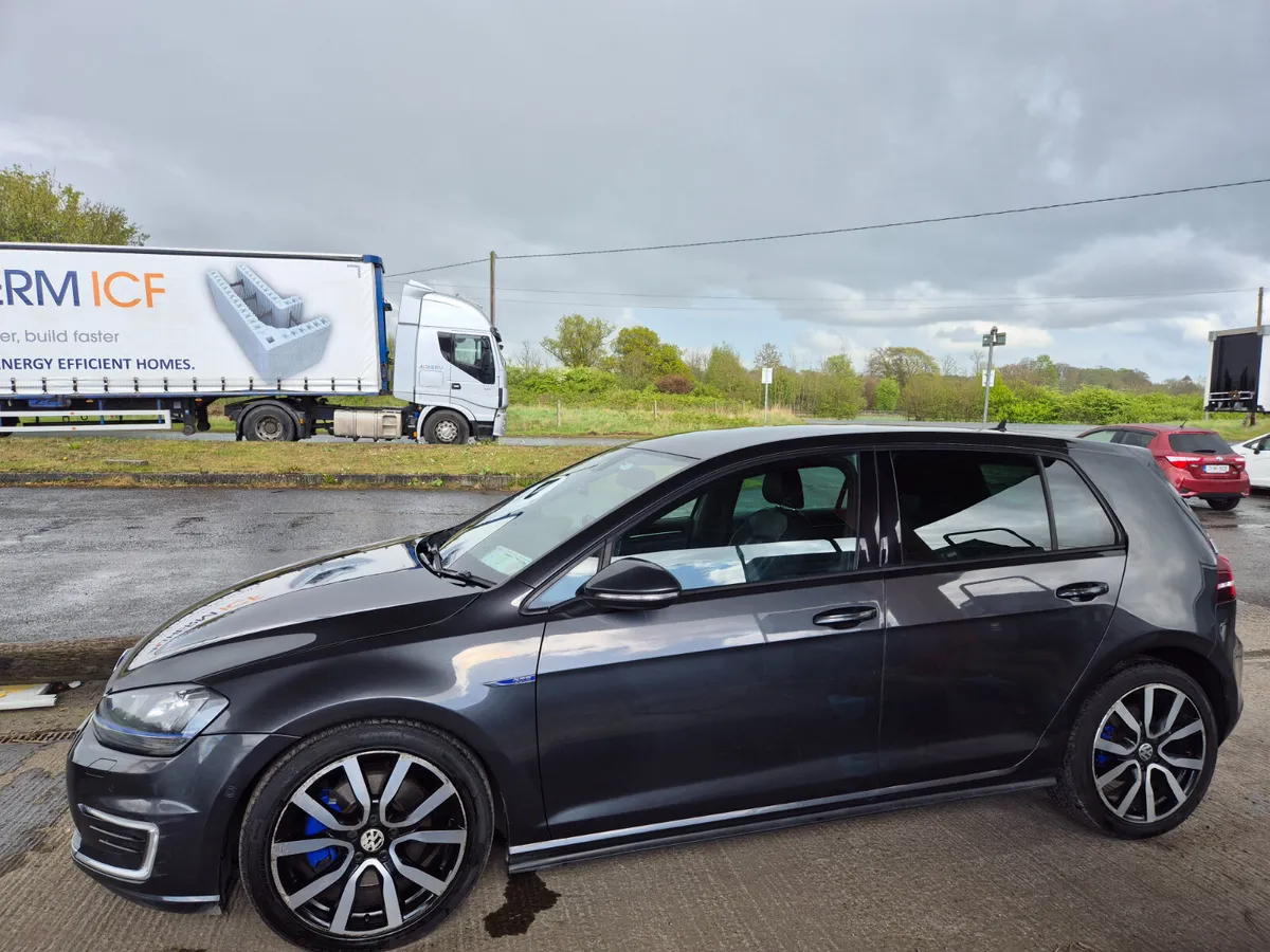 Volkswagen Golf 2015 GTE PLUG IN HYBRID AUTOMATIC - Image 2