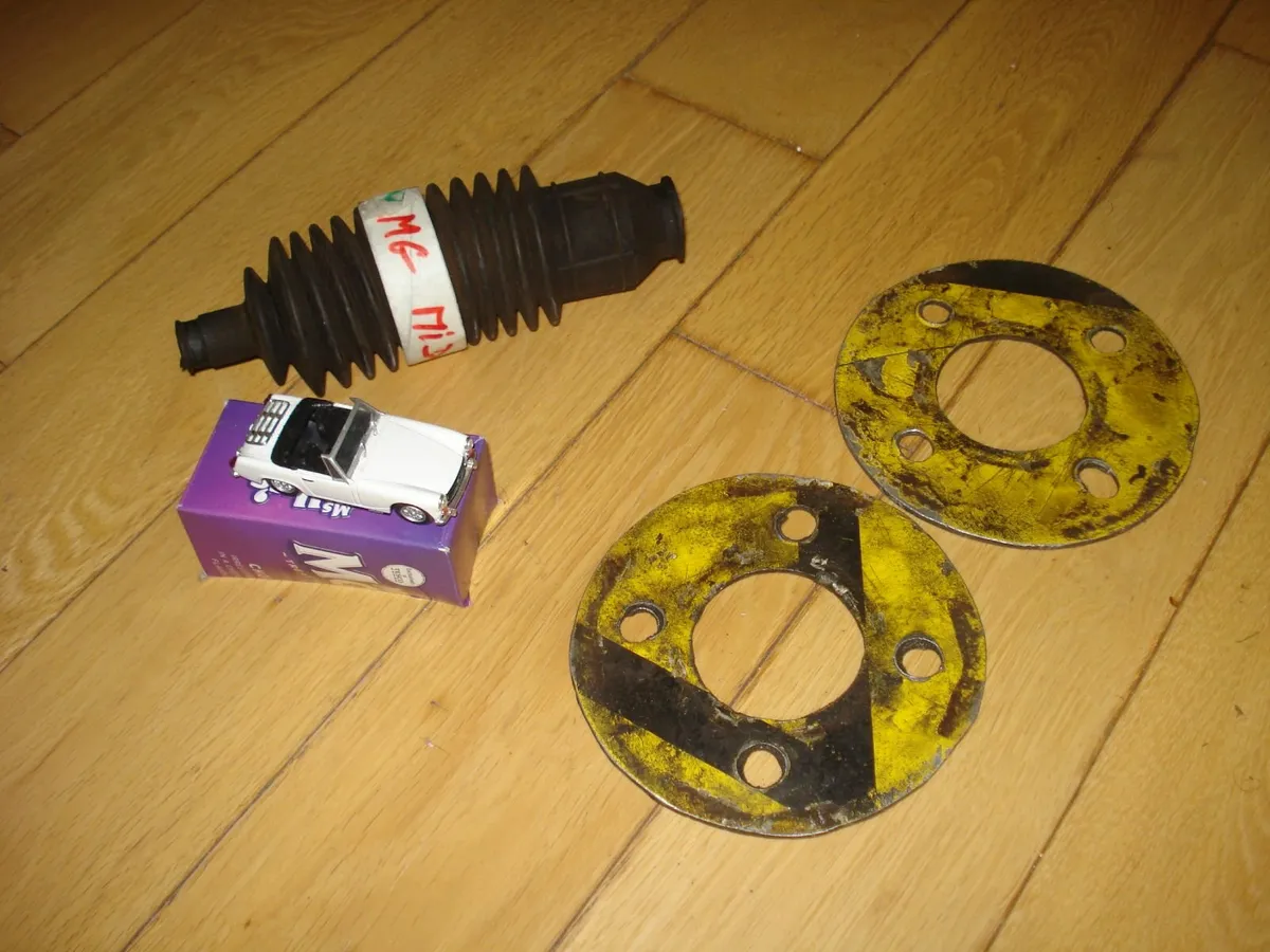 MG MIDGET METAL MODEL CAR & REAL PARTS. - Image 2