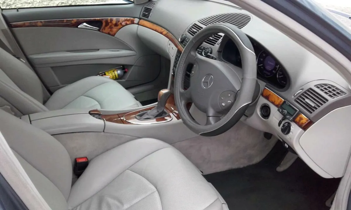 Classic E200 Mercedes - Image 3
