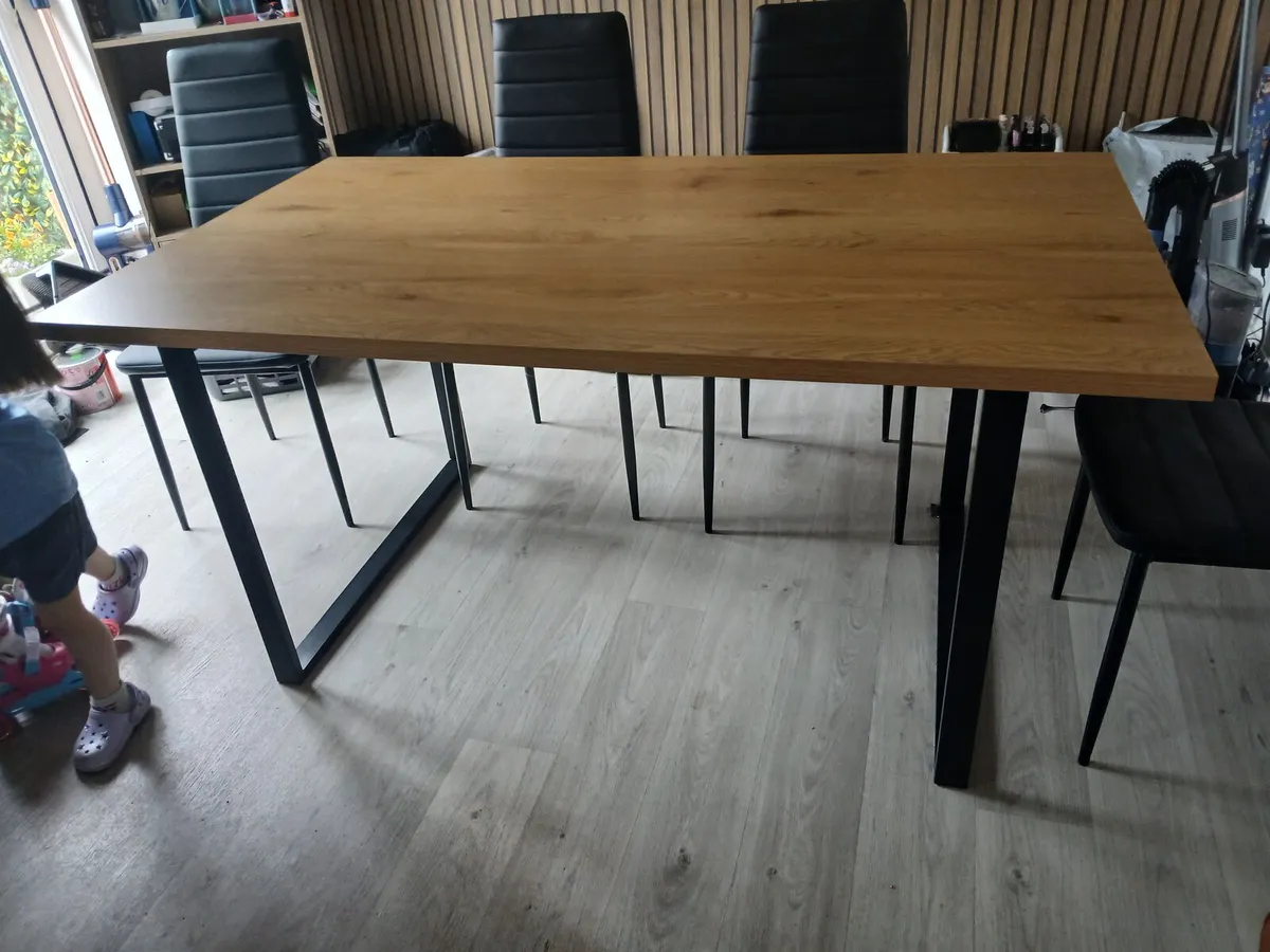 Table and chairs - Image 2