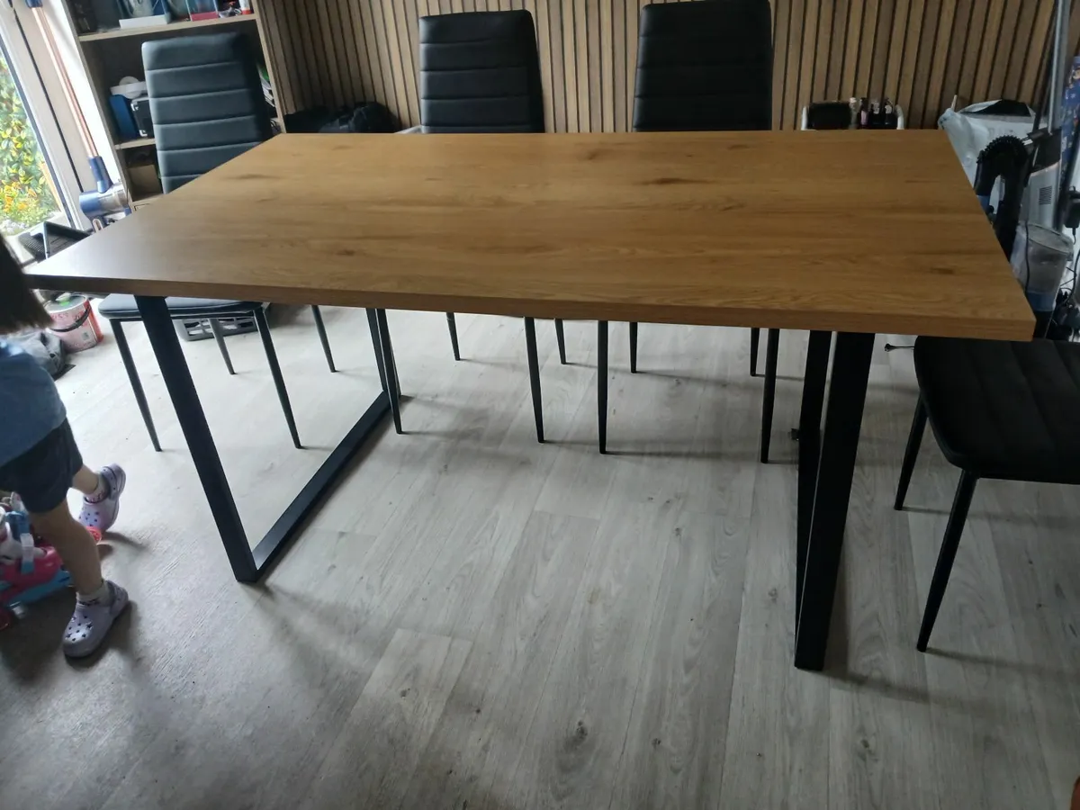 Table and chairs - Image 3