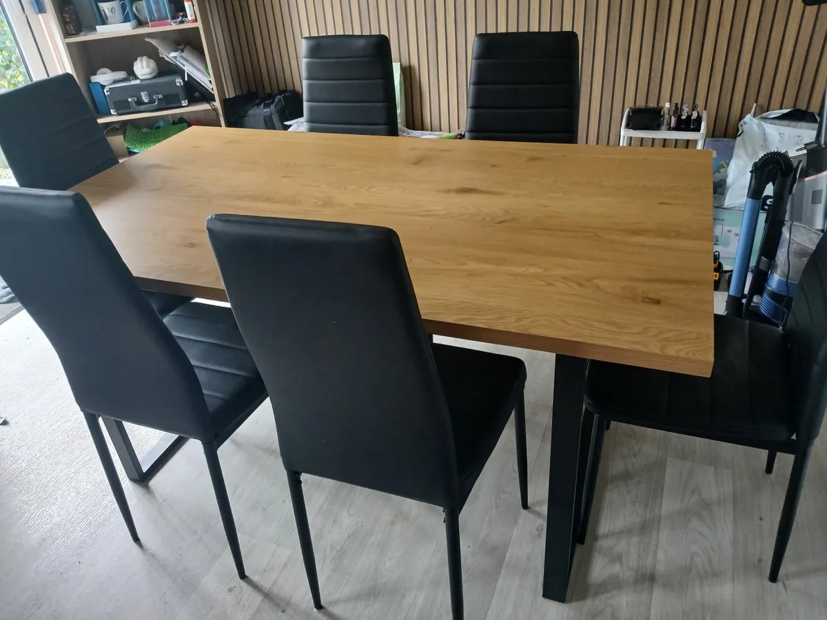 Table and chairs - Image 1