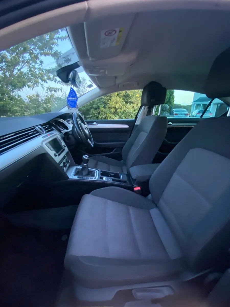 162 1.6L Volkswagen Passat Saloon - Image 4