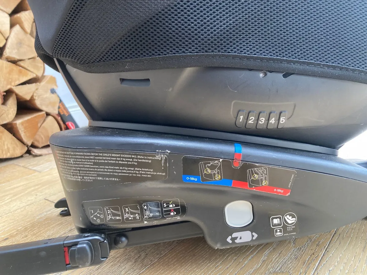 Child Car Seat - Image 1