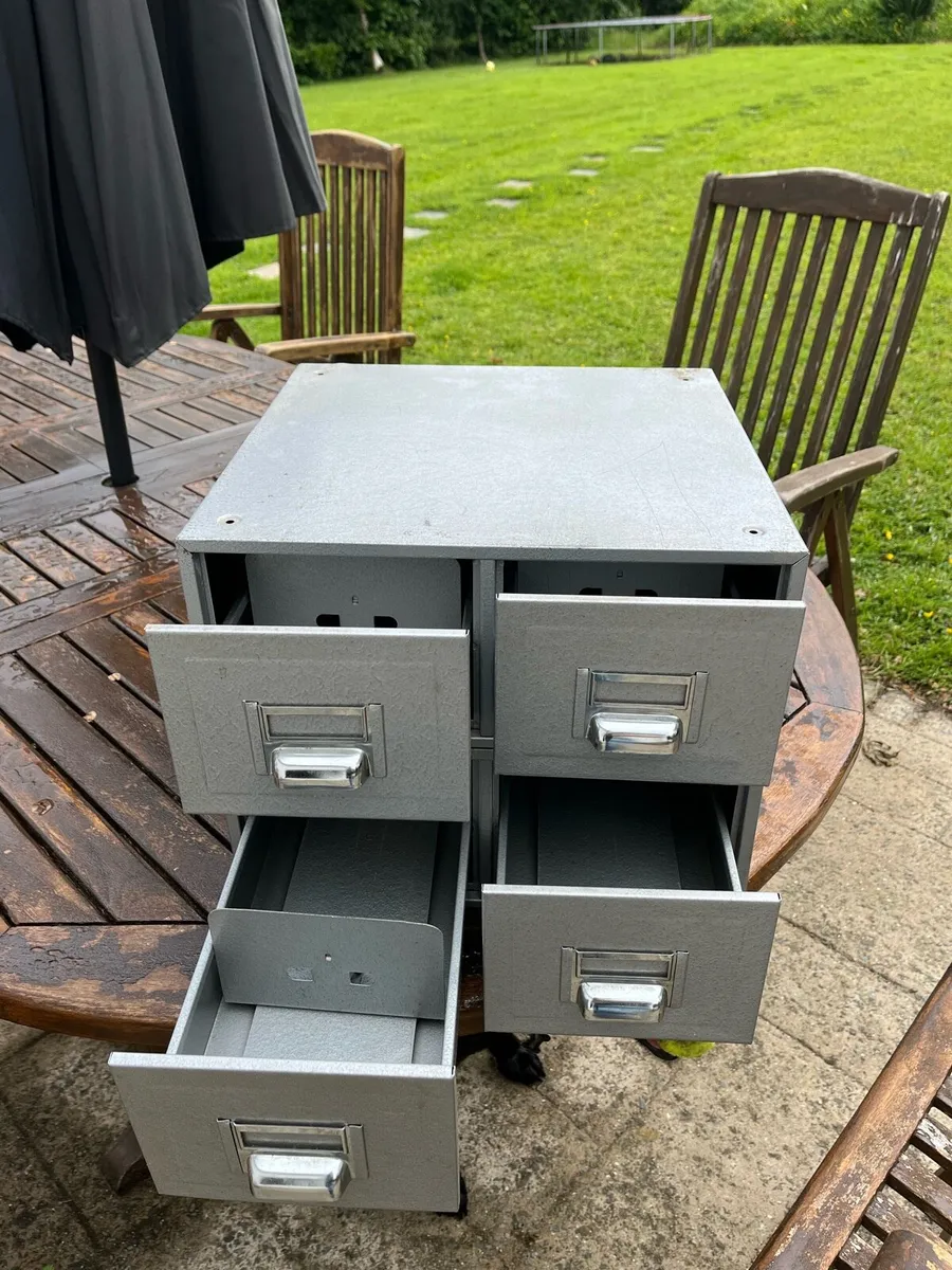 Metal filing cabinet - Image 1