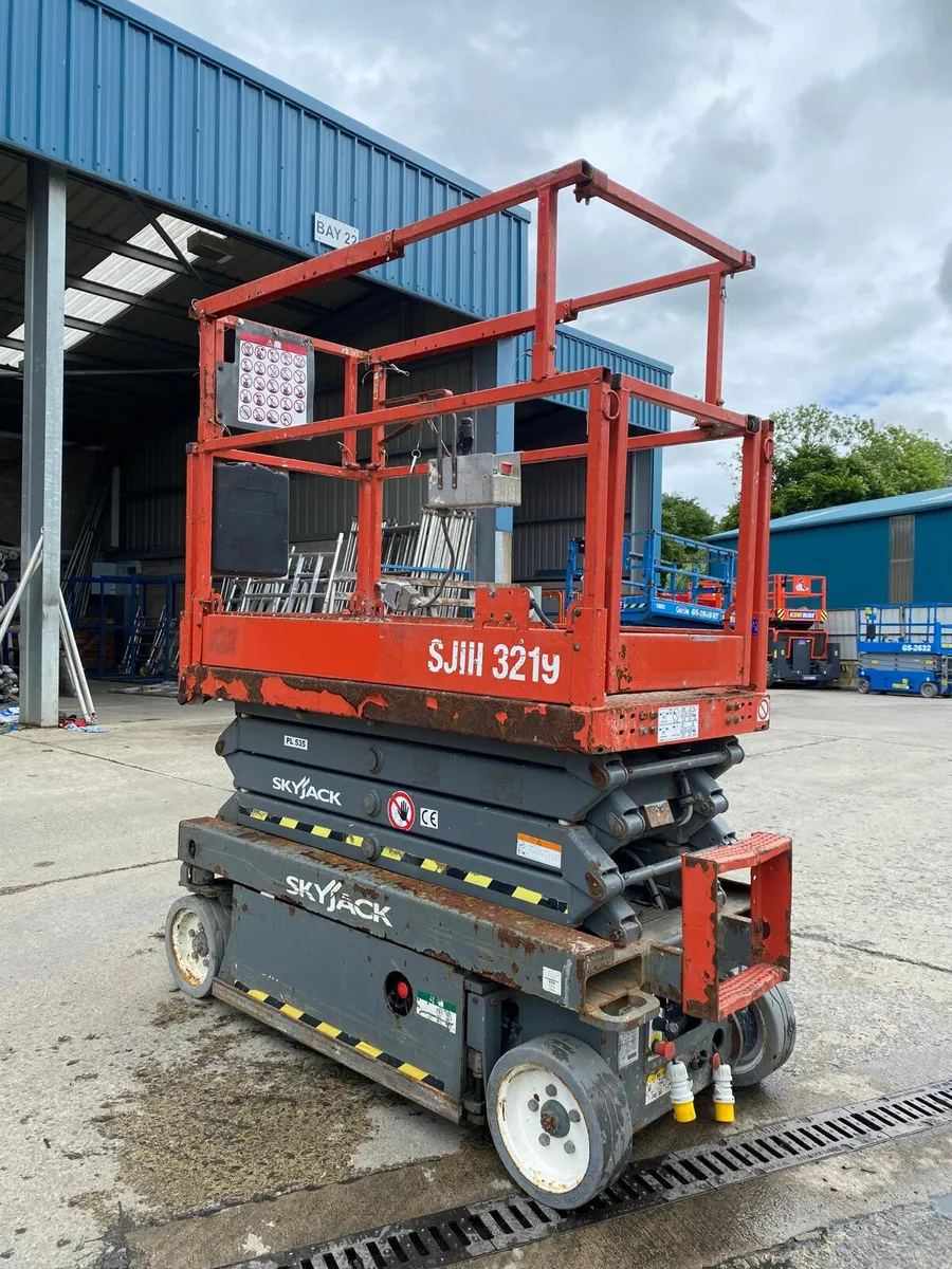 2016 SKYJACK SJ3219 25FT ELECTRIC SCISSOR LIFT - Image 1