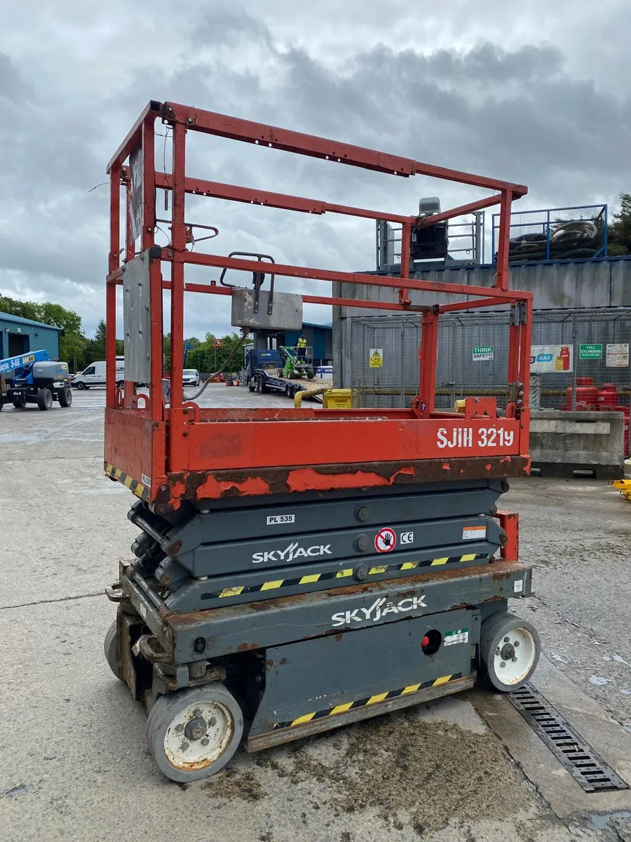 2016 SKYJACK SJ3219 25FT ELECTRIC SCISSOR LIFT - Image 3