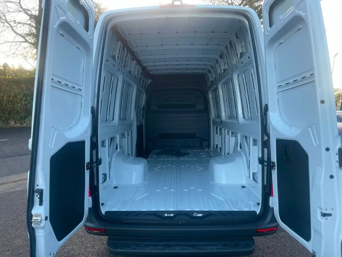 Mercedes-Benz Sprinter 517LWB High Roof Base - Image 4