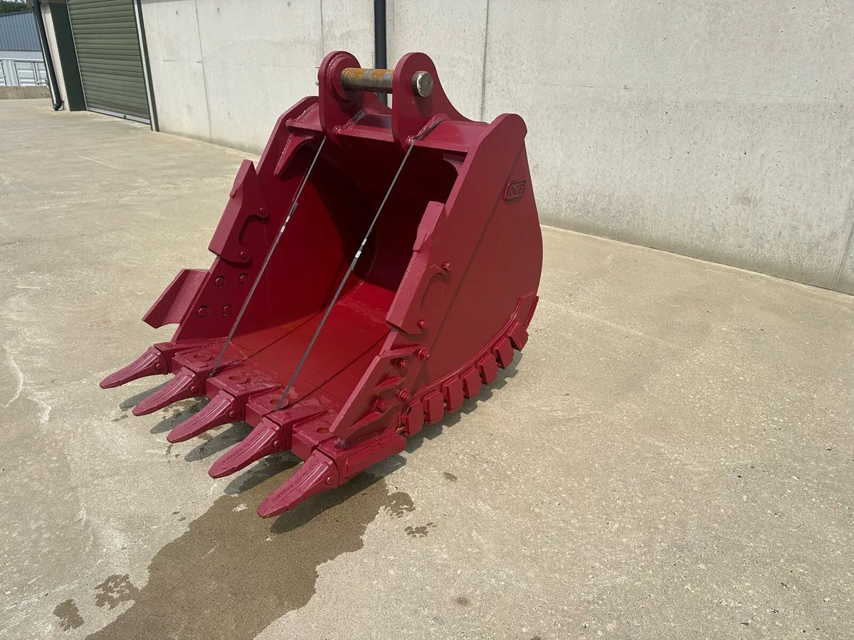 Unused 46 inch digging bucket for 20 ton excavator - Image 1