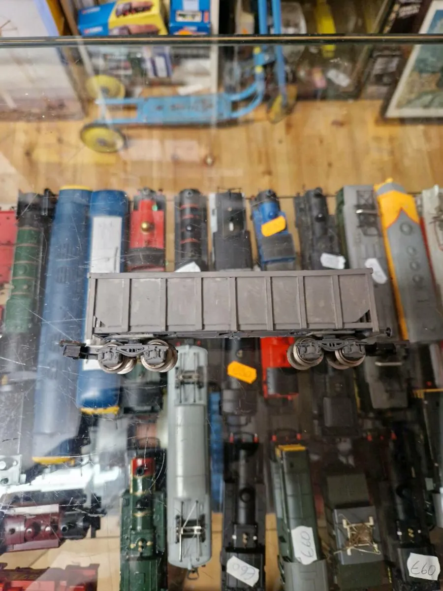 Hornby OO Gauge Ore Wagon with Load - Image 1