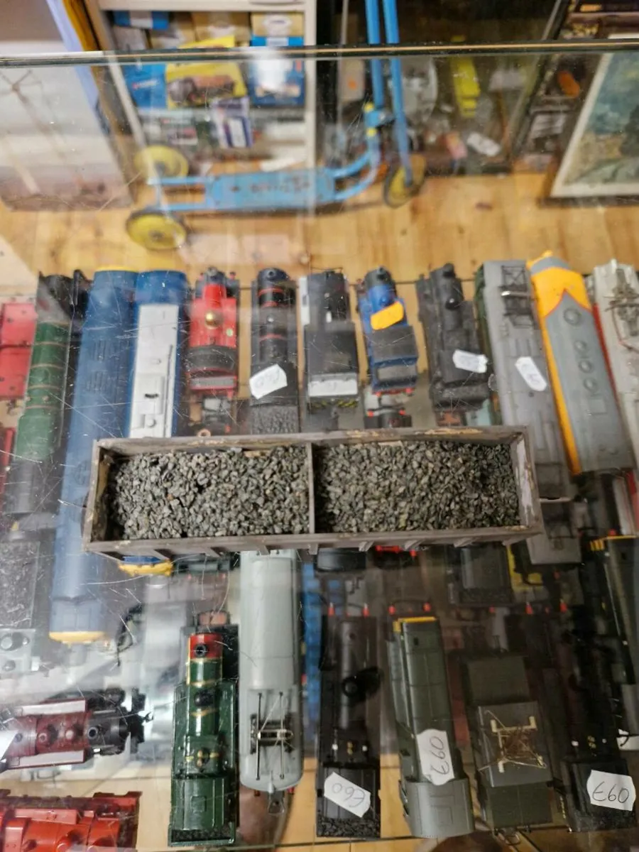 Hornby OO Gauge Ore Wagon with Load - Image 2