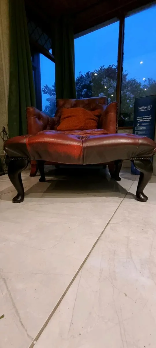 LARGE SIZE IXBLOOD CHESTERFIELD OTTOMAN - Image 2