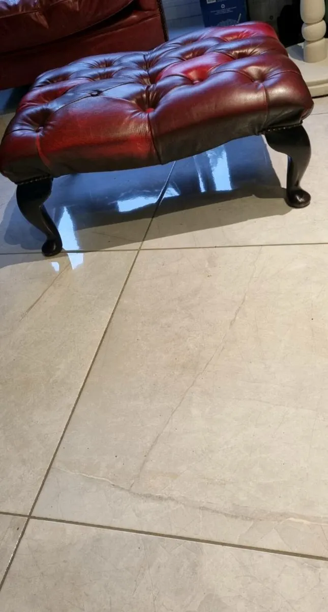 LARGE SIZELEATHER CHESTERFIELD OTTOMAN - Image 4