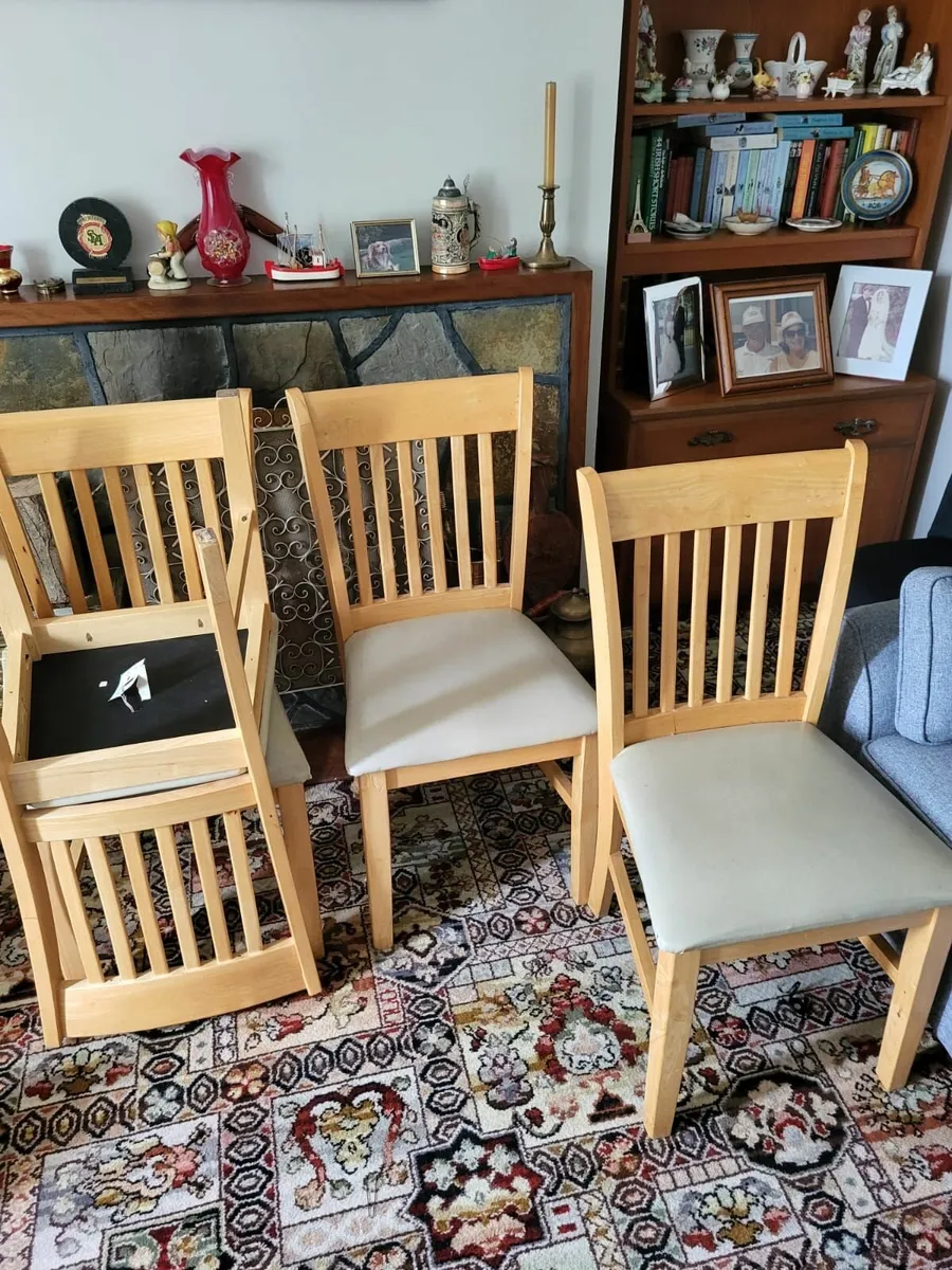 Kitchen Table and 4 chairs - Image 2