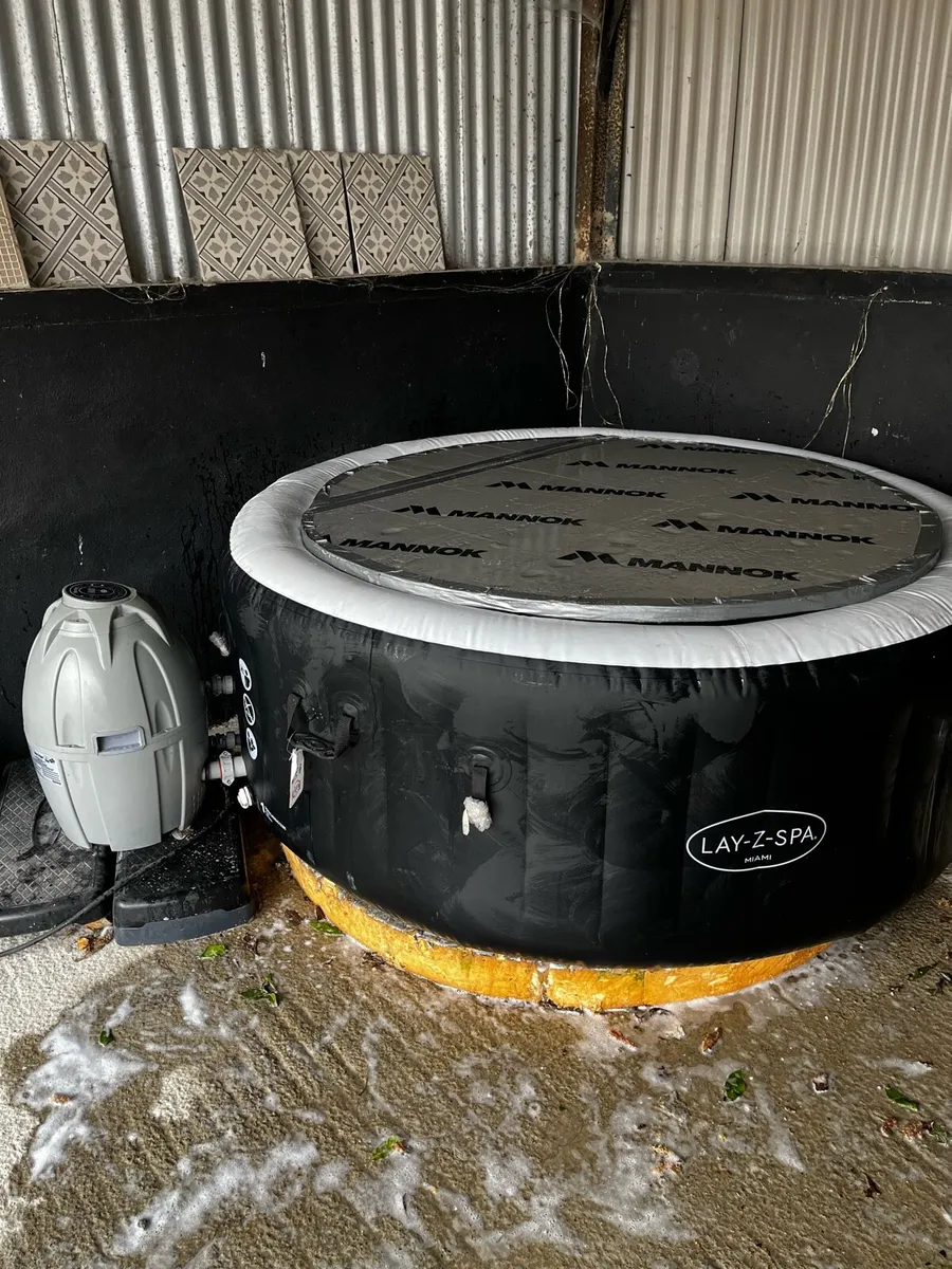 Lazy spa hot tub - Image 1