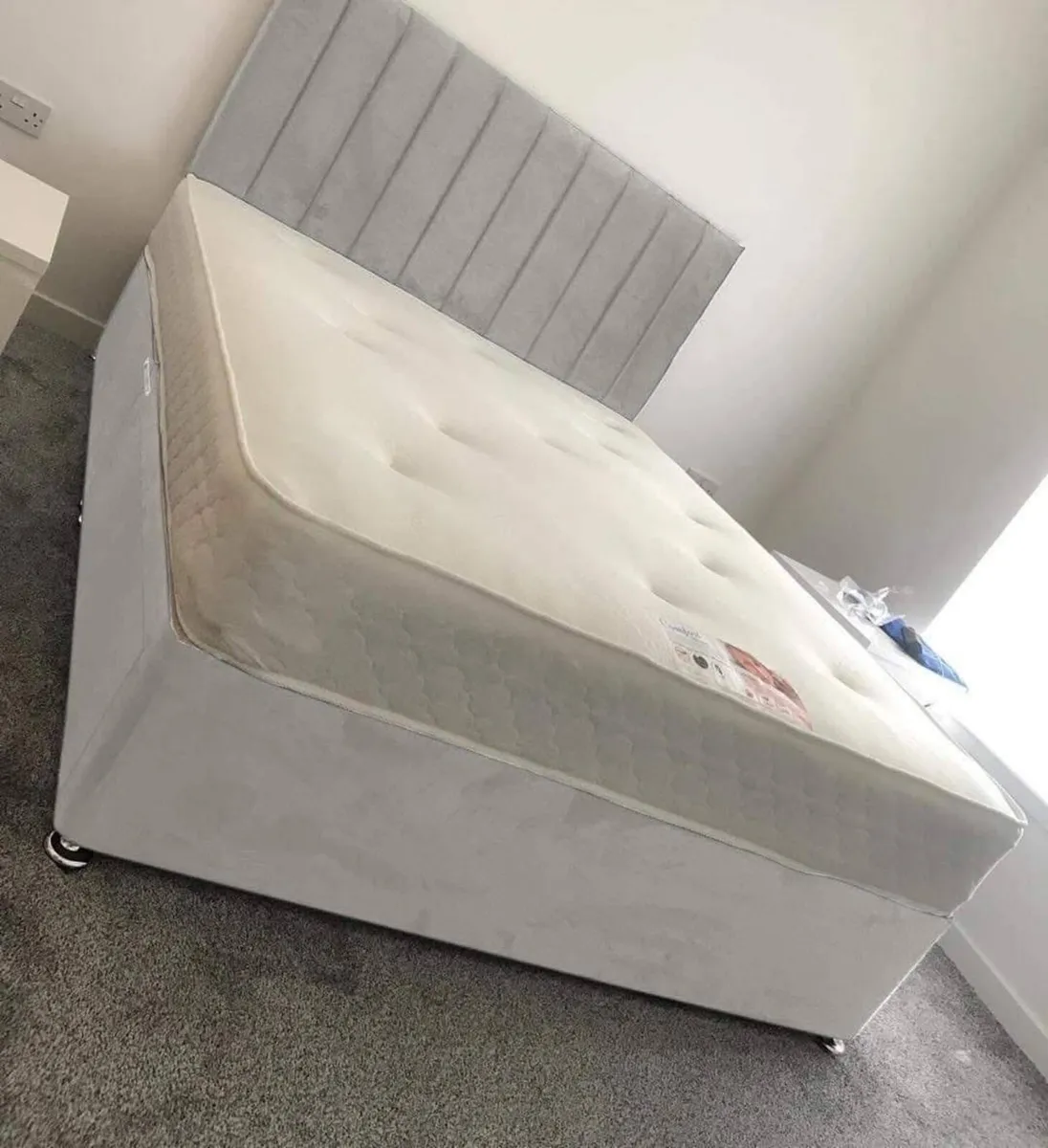5ft silver plush velvet divan bed and mattress - Image 1