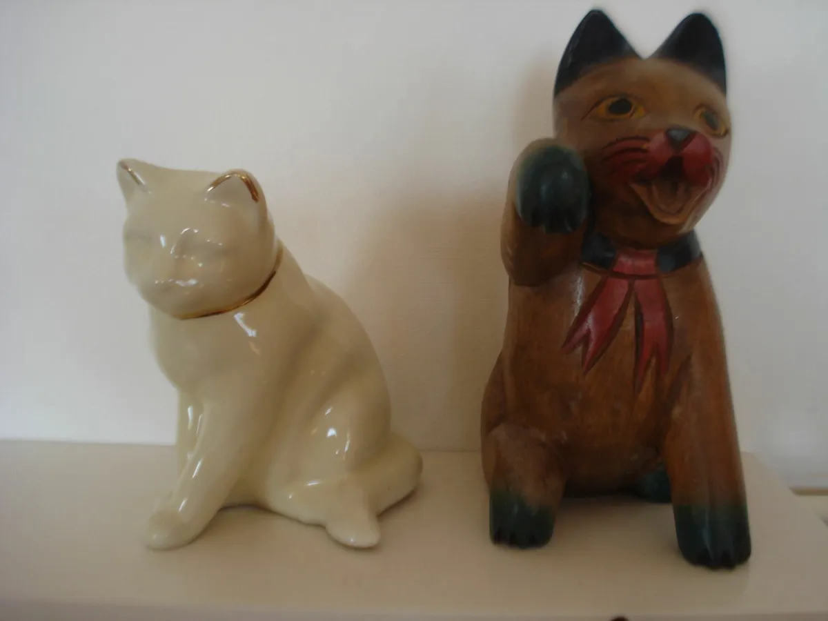 6 CAT ORNAMENTS IN GLAZED CERAMIC & WOOD. - Image 3