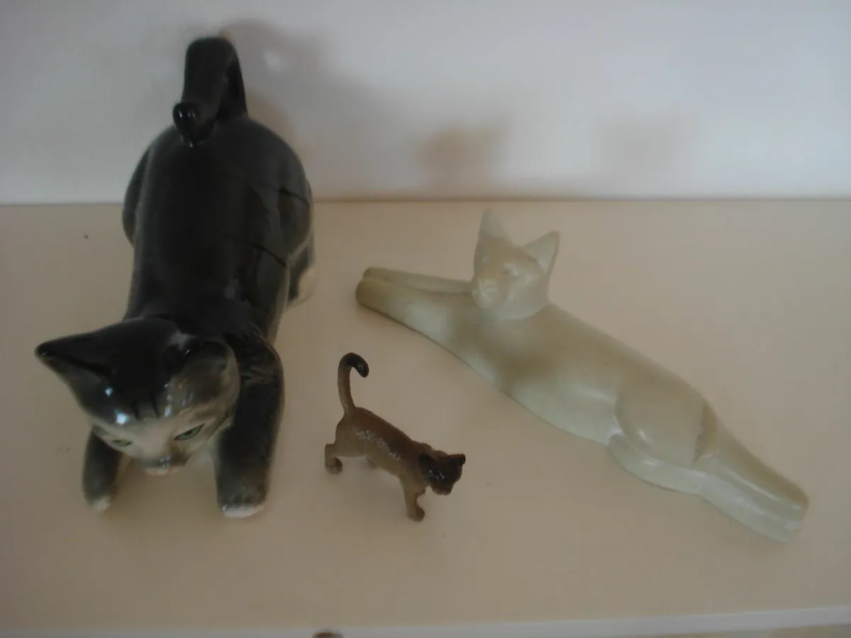 6 CAT ORNAMENTS IN GLAZED CERAMIC & WOOD. - Image 4
