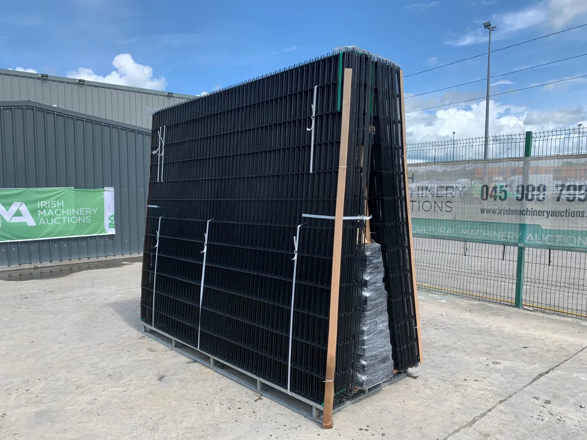 195M OF HEAVY DUTY FENCING C/W POSTS & FITTINGS - Image 2