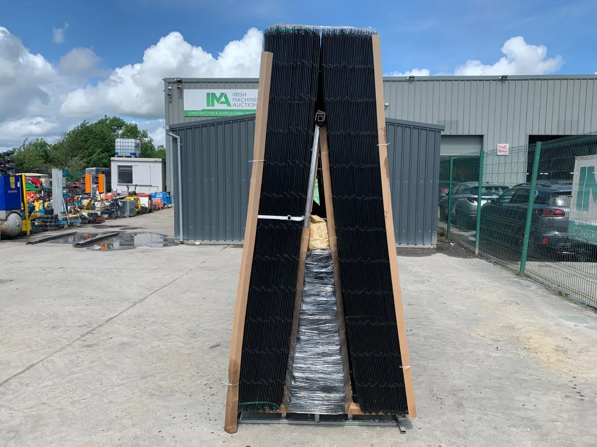 195M OF HEAVY DUTY FENCING C/W POSTS & FITTINGS - Image 3