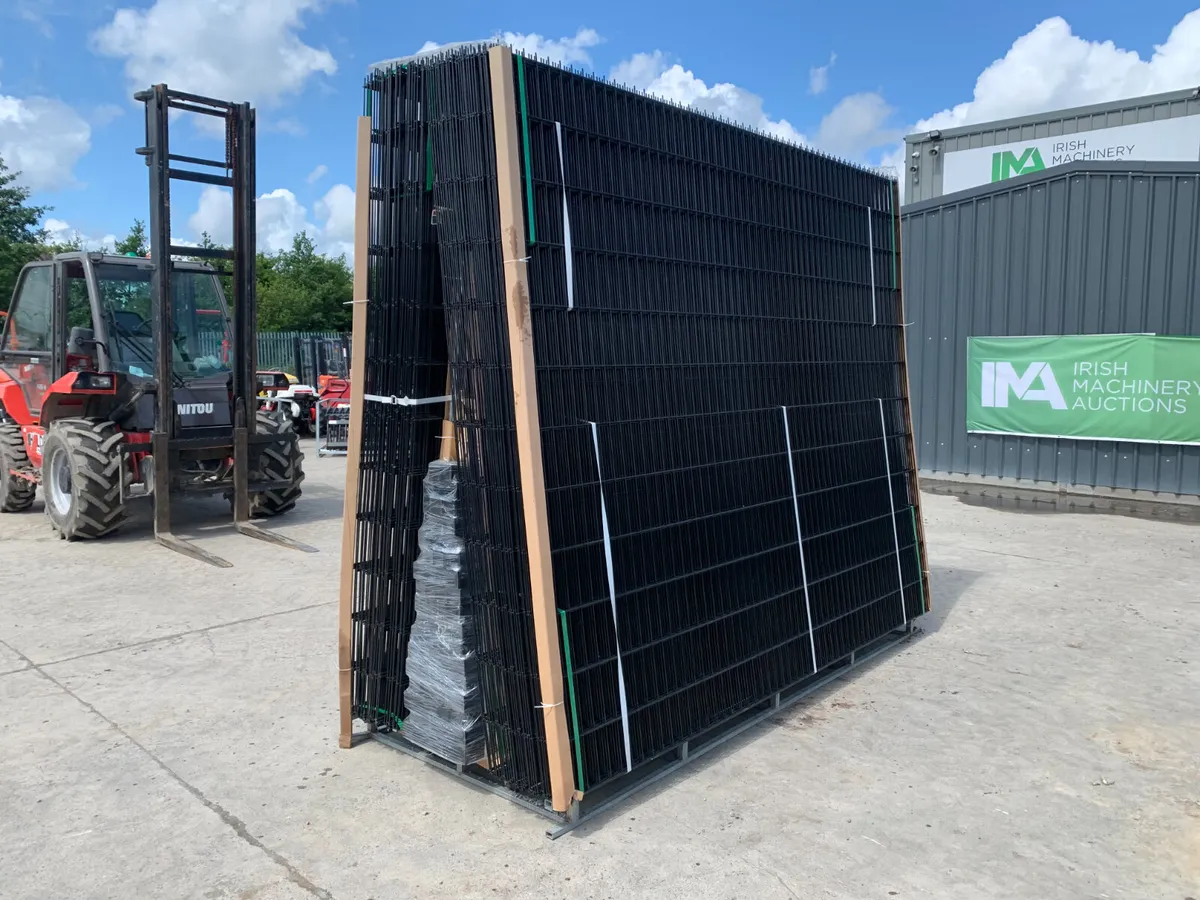 195M OF HEAVY DUTY FENCING C/W POSTS & FITTINGS - Image 4