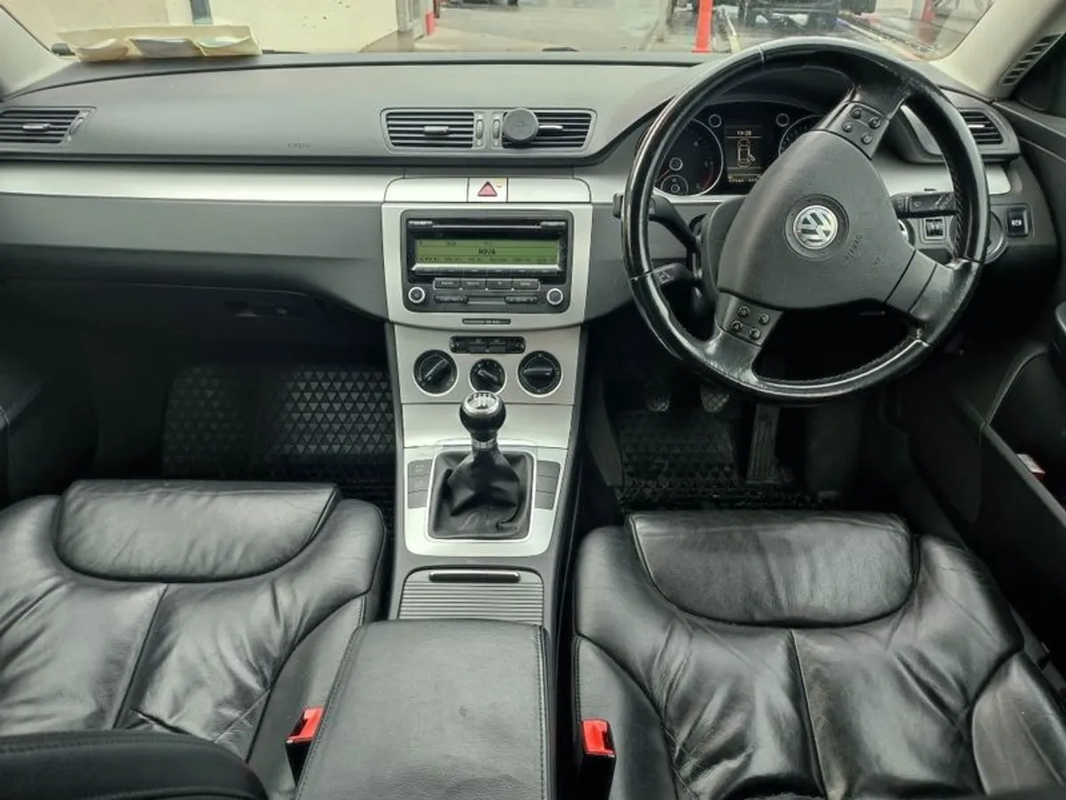 2009 Volkswagen Passat - Image 1