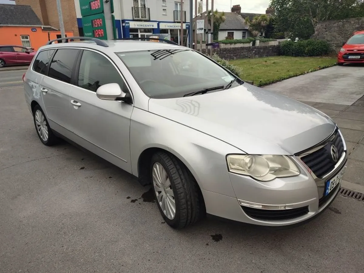 2009 Volkswagen Passat - Image 2