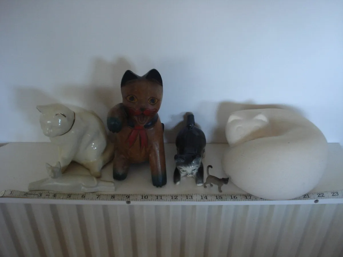 6 CAT ORNAMENTS IN GLAZED CERAMIC & WOOD. - Image 1