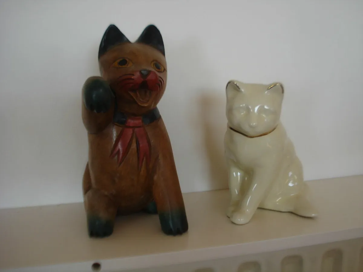 6 CAT ORNAMENTS IN GLAZED CERAMIC & WOOD. - Image 2