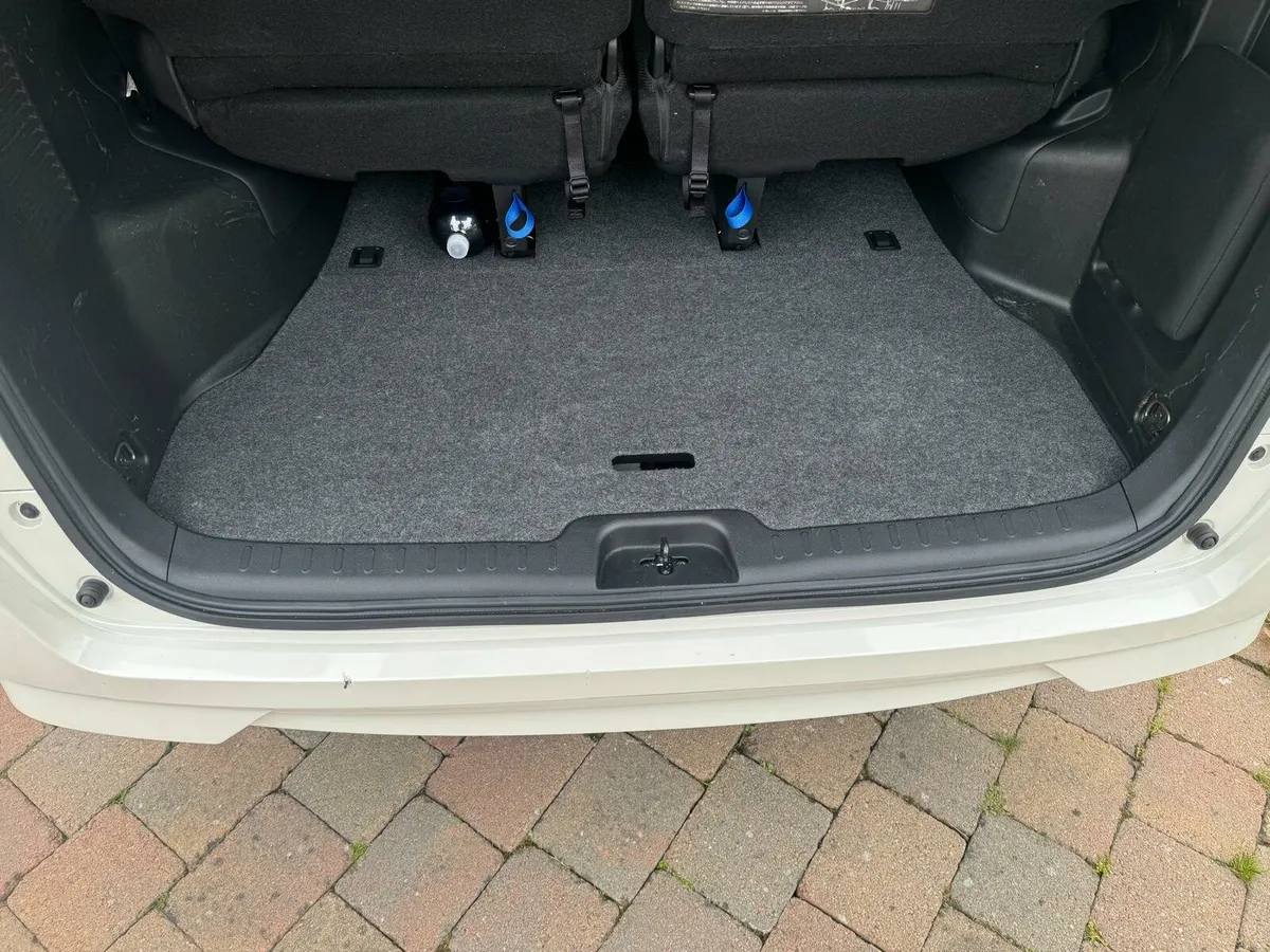 Nissan Serena - Image 4
