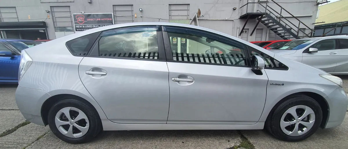 2015 Toyota Prius (VERY LOW  MILAGE) - Image 4