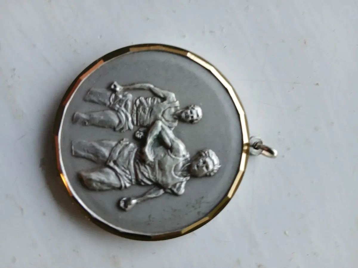 Running medallion - Image 1