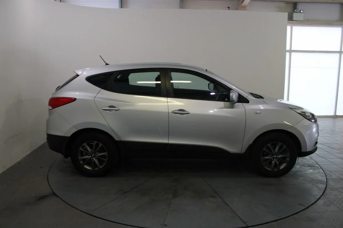 Hyundai ix35 1.7 Diesel Celebration LE 2WD 115hp - Image 3