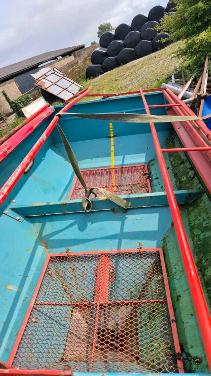 Fertiliser spreader - Image 1