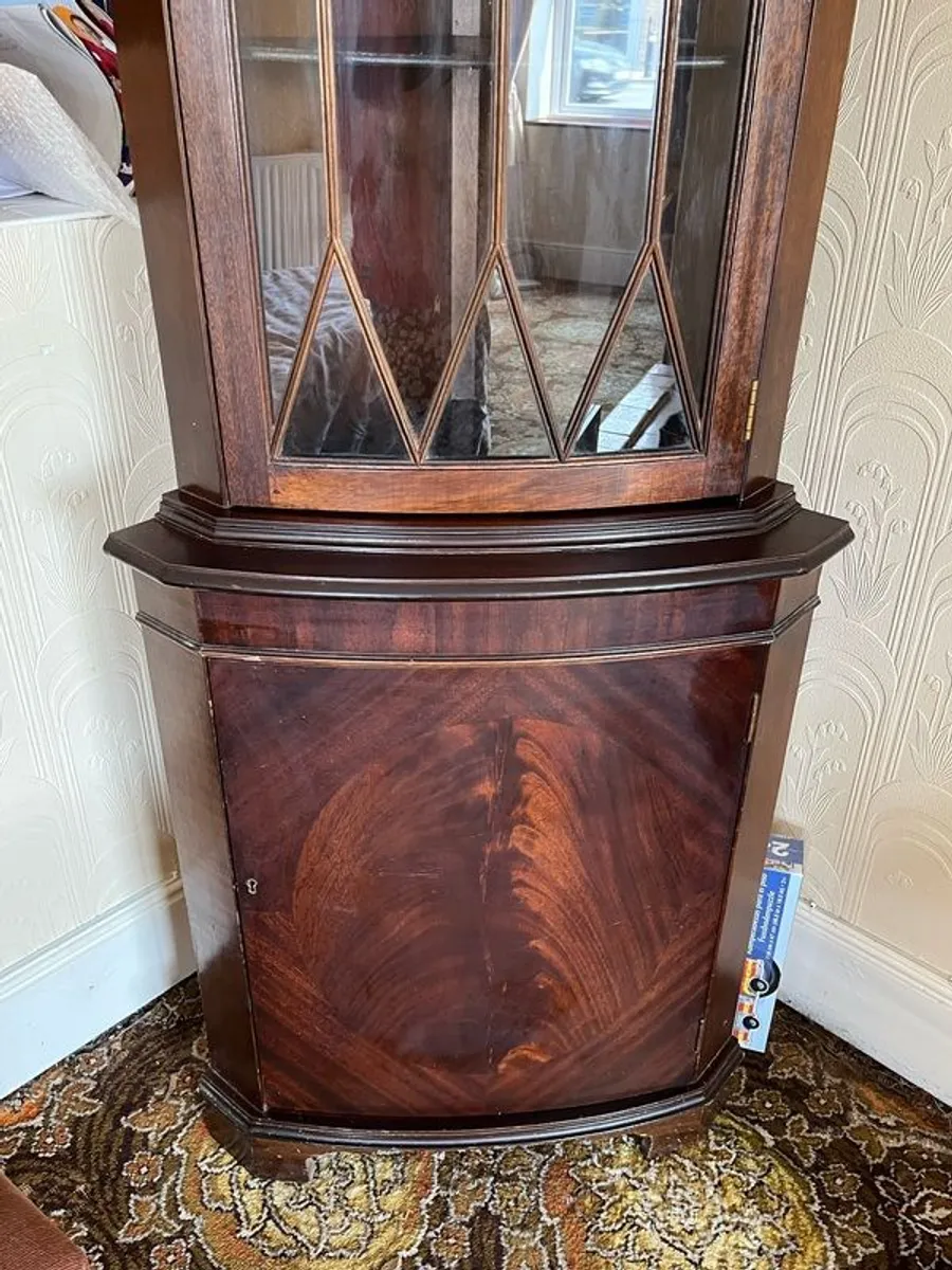 China cabinet - Image 1