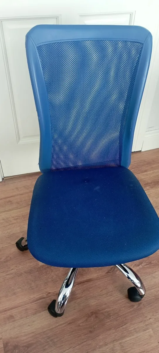 Child's desk Chair - Image 2