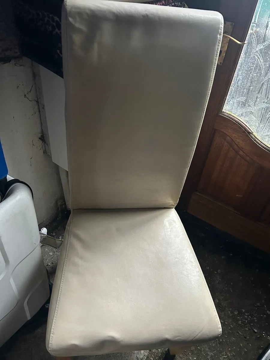 Table and chairs - Image 1