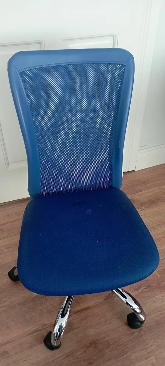 Child's desk Chair - Image 3